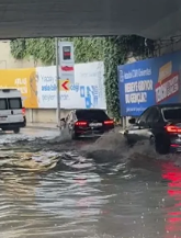 İstanbul’da etkili olan kuvvetli yağış nedeniyle alt geçidi su bastı