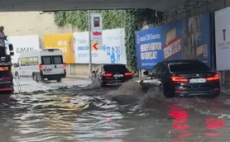 İstanbul’da etkili olan kuvvetli yağış nedeniyle alt geçidi su bastı