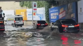 İstanbul’da etkili olan kuvvetli yağış nedeniyle alt geçidi su bastı