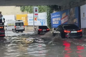 İstanbul’da etkili olan kuvvetli yağış nedeniyle alt geçidi su bastı