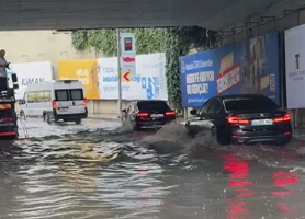 İstanbul’da etkili olan kuvvetli yağış nedeniyle alt geçidi su bastı