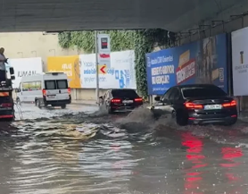 İstanbul’da etkili olan kuvvetli yağış nedeniyle alt geçidi su bastı