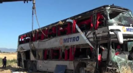 Amasya’da yolcu otobüsü devrildi…
