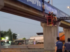 Gebze’de üst geçitte yarı çıplak halde bir şahıs asılı bulundu