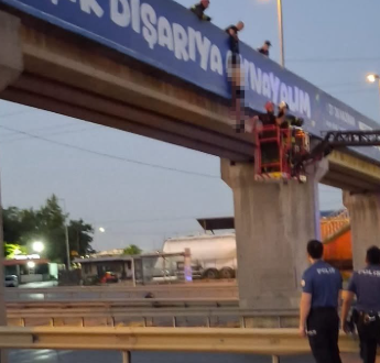 Gebze’de üst geçitte yarı çıplak halde bir şahıs asılı bulundu