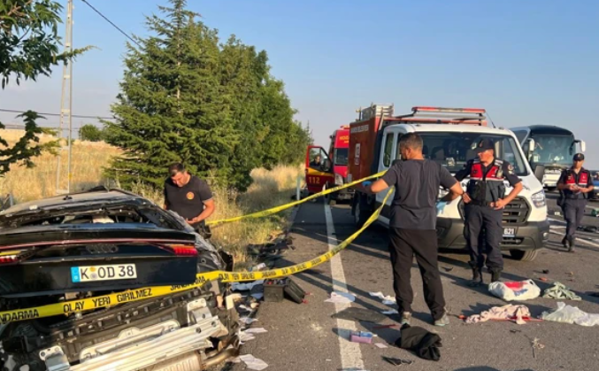 Gurbetçi ailenin otomobili Kırşehir-Kayseri yolunda kontrolden çıkarak takla attı