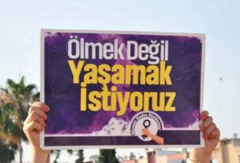 Adana’da sokakta  saldırıya uğrayan kadın yaşamını yitirdi