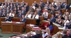 Macaristan cumhurbaşkanı görev süresini sona erdiren anayasa değişikliği imzalandı